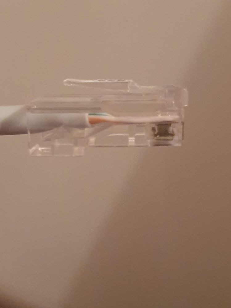 prawidłowo zacisniety wtyk - zyly dochodza do czola wtyku