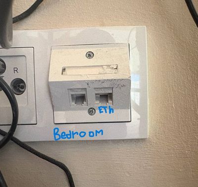 Socket in Bedroom 1.jpg